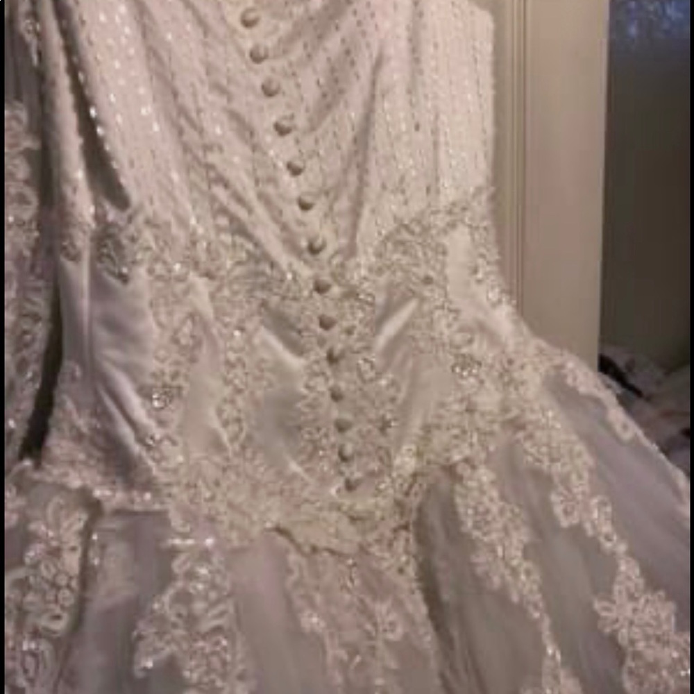 Gorgeous WEDDING PACKAGE! Off-white wedding dress, 15’ train & fascinator hat.